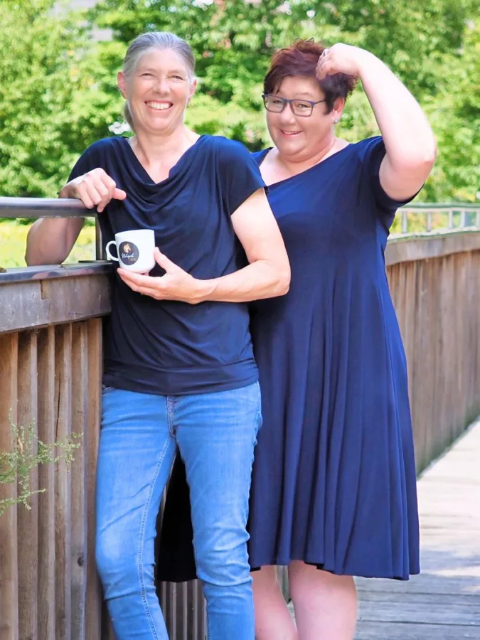 Jutta und Denise Beckmann stehen auf Holzbrücke